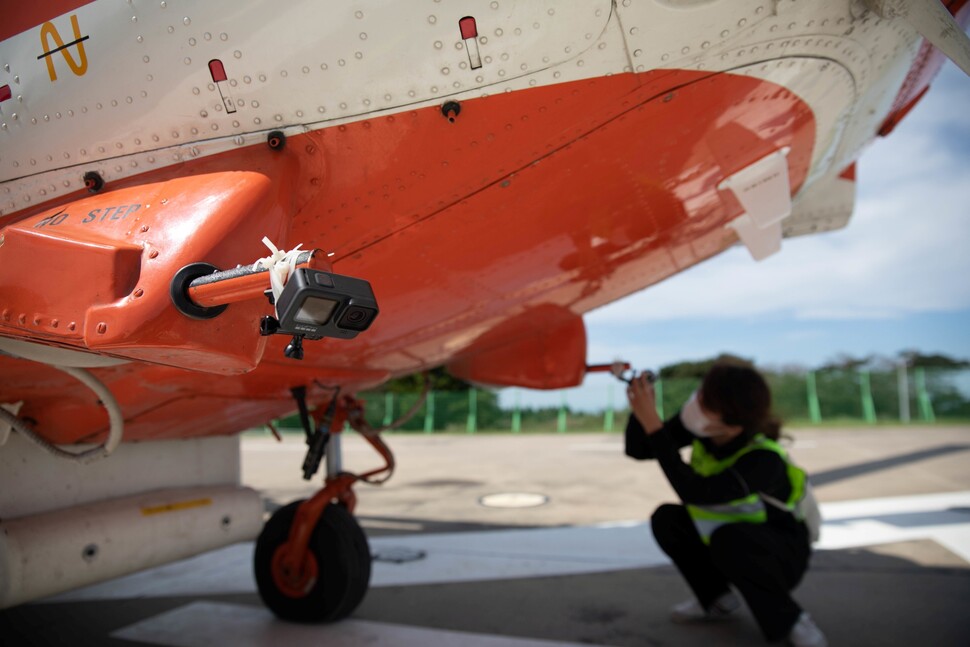 녹색연합 조사팀이 산림청 산불진화용 KA-32 헬리콥터 항공모니터링 장비를 점검하고 있다. 헬기가 비행하는 동안 이 카메라엔 고산지역 침엽수 피해 상황이 기록된다.