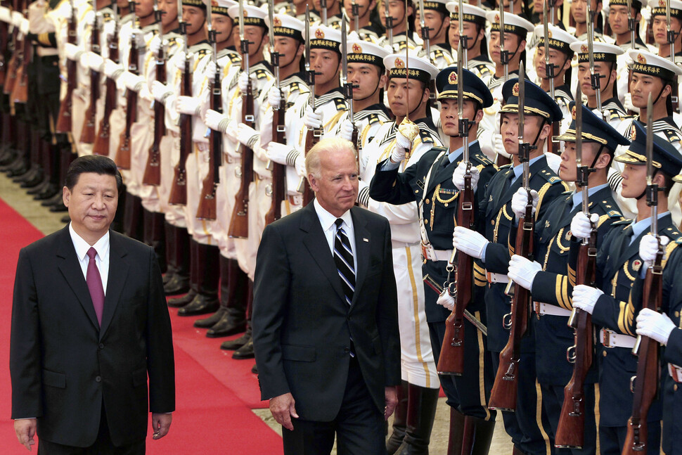 2011년 8월 시진핑 중국 국가 부주석(왼쪽)과 중국을 방문한 조 바이든 미국 부통령이 베이징 인민대회당 앞에서 열린 환영식에서 중국 인민해방군 의장대를 사열하고 있다. 10년이 지난 2021년 10월, 두 사람을 각각 자국의 최고지도자로 선출한 미국과 중국이 날카롭게 맞서고 있다. REUTERS 연합뉴스