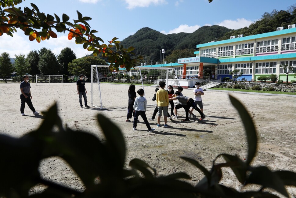 2021년 9월30일 경남 거창군 신원면 신원초등학교 운동장에서 학생들이 뛰어놀고 있다.