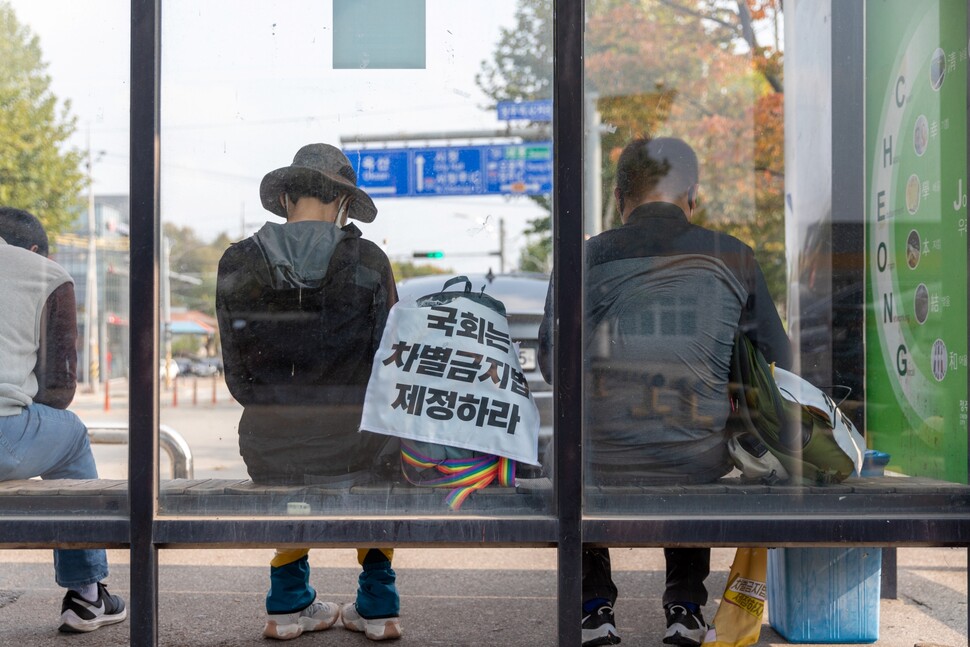 이종걸 활동가(오른쪽)와 미류 활동가가 11월1일 청주역 앞 버스정류장에서 쉬고 있다. 