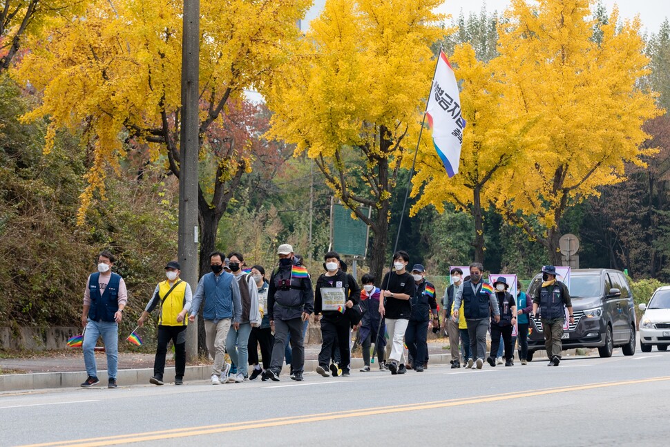 차별금지법 제정에 뜻을 함께하는 활동가와 시민들이 11월1일 은행잎이 노랗게 물든 청주 시내를 함께 걷고 있다.