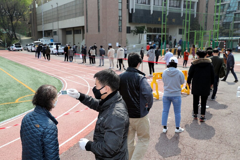 2020년 4월15일 제21대 국회의원선거 때 서울 동작구의 한 투표소에서 유권자가 마스크를 쓴 채 투표 순서를 기다리고 있다. 한겨레 김봉규 선임기자