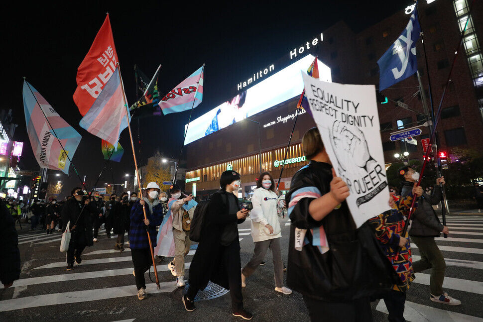Event attendees march down a street in Seoul’s Itaewon neighborhood. (Kang Chang-kwang/The Hankyoreh)