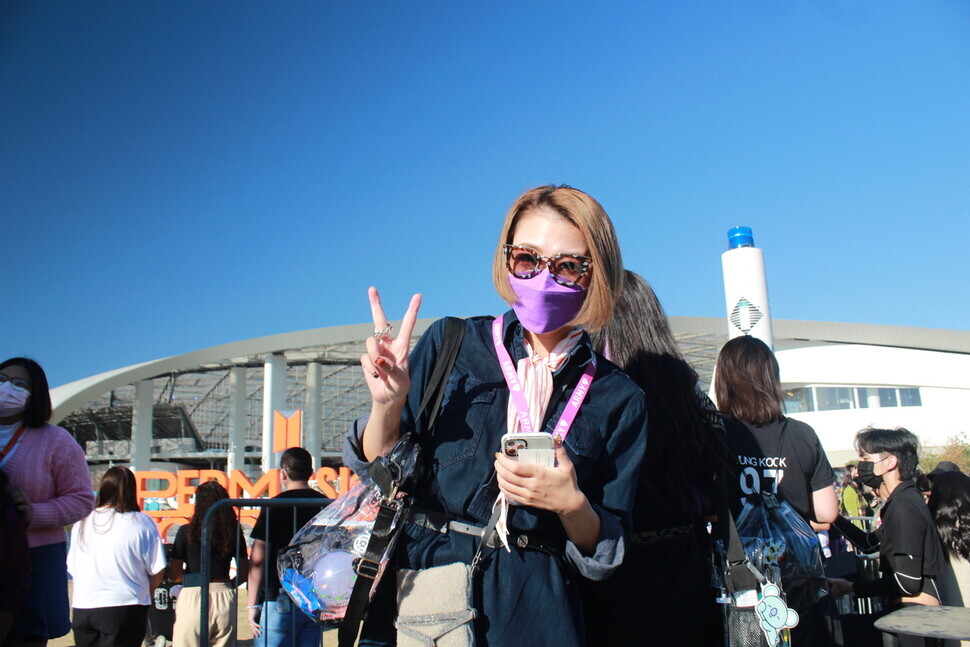Leona, who traveled from Osaka, Japan, for the concert, said that “BTS is huge in Japan too.” (Jung Hyuk-june/The Hankyoreh)