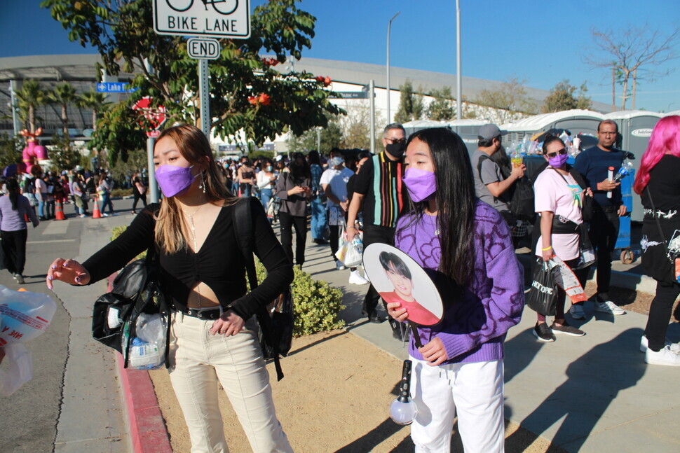 Fans of BTS arrive in purple masks, a color symbolic of the group. (Jung Hyuk-june/The Hankyoreh)