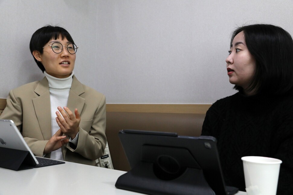 손지은 전국교직원노동조합 부위원장(왼쪽)과 양승연 유니브페미 활동가가 2021년 11월17일 서울 영등포구 당산동 토즈스터디센터에서 이야기를 나누고 있다. 류우종 기자