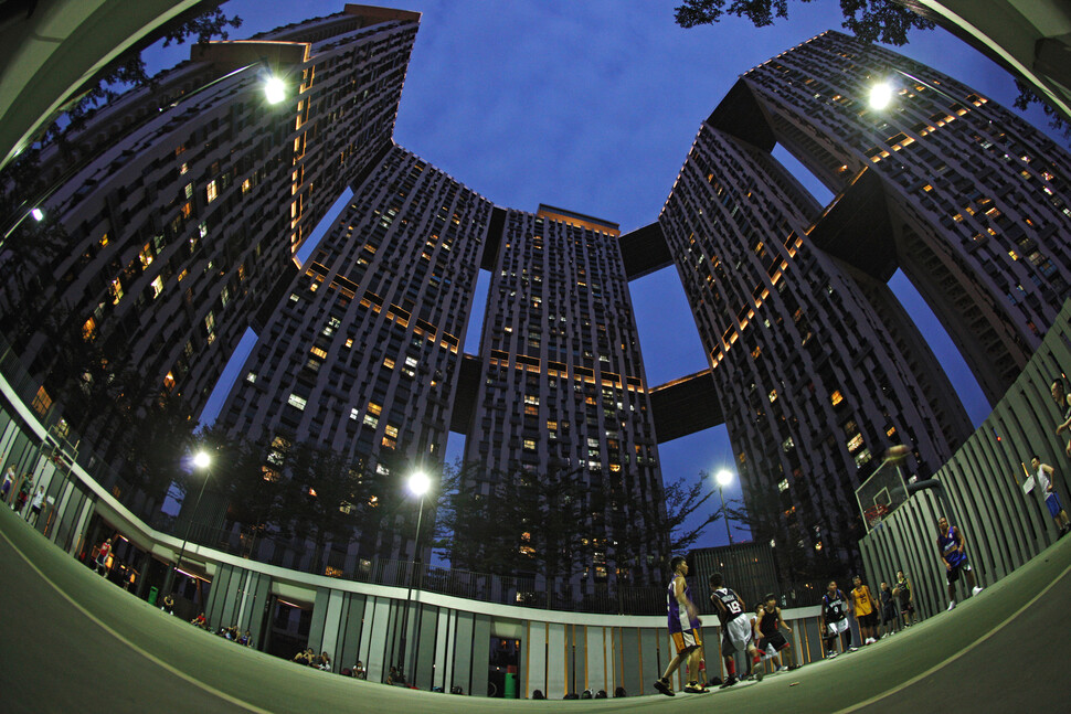 싱가포르의 공공주택 피너클앳덕스턴(Pinnacle@Duxton)에서 주민들이 농구를 하고 있다. 강력한 도시국가인 싱가포르와 홍콩처럼 한국 상황을 고려한 ‘케이(K) 메가시티’ 구상이 필요하다. REUTERS