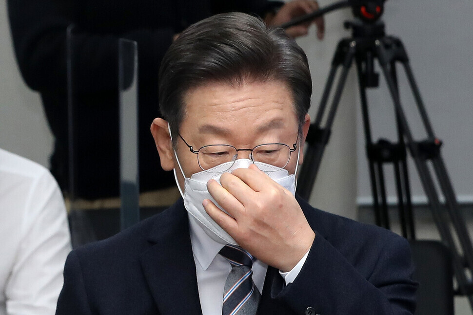 Democratic Party presidential nominee Lee Jae-myung adjusts his mask while attending an event at the party’s headquarters in Seoul’s Yeouido on Thursday. (pool photo)