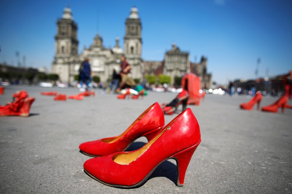 페미사이드와 젠더폭력에 대해 비폭력으로 항의하는 ‘신발 시위’를 기획한 멕시코 시각예술가 엘리나 차우베트가 2020년 1월11일 멕시코시티 소칼로 광장에 빨간 신발을 전시했다. 그는 여동생이 남편에게 살해당한 2009년 이후부터 이 퍼포먼스를 해왔다. 빨간 신발은 살해당한 여성을 상징한다. REUTERS.