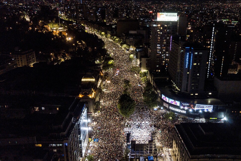 2021년 12월19일 밤 칠레 대선 결선투표에서 가브리엘 보리치 좌파연합 후보의 승리가 확정되자 지지자 수십만 명이 수도 산티아고의 도심 거리로 쏟아져 나와 축하하고 있다. AP 연합뉴스