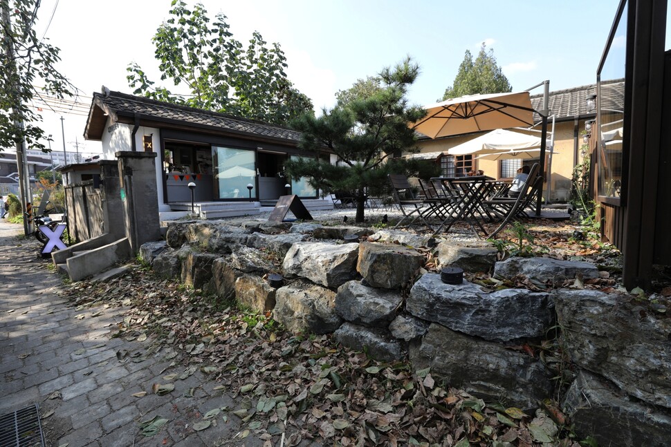 낡은 주택을 카페로 리모델링한 대전 소제동의 건물. 류우종 기자