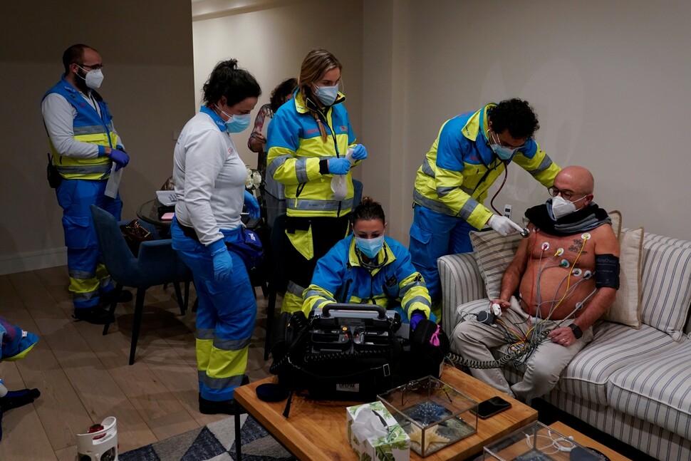 스페인 마드리드에서 나비드 베사디 코차니 박사와 응급진료팀이 코로나19 환자의 집을 2월12일 방문해 환자를 진료하고 있다.