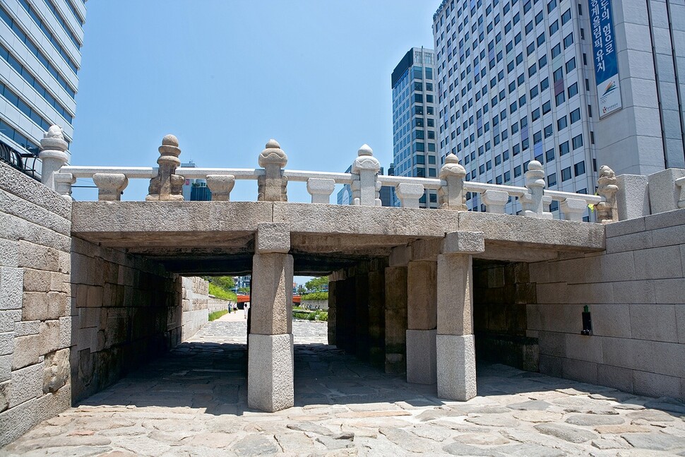 광통교는 정동의 정릉에서 가져온 난간석과 병풍석으로 만들었다. 현재의 광통교 난간 기둥 가운데 왼쪽에서 두번째가 정동의 정릉에서 가져온 것으로 추정된다. 서울시.