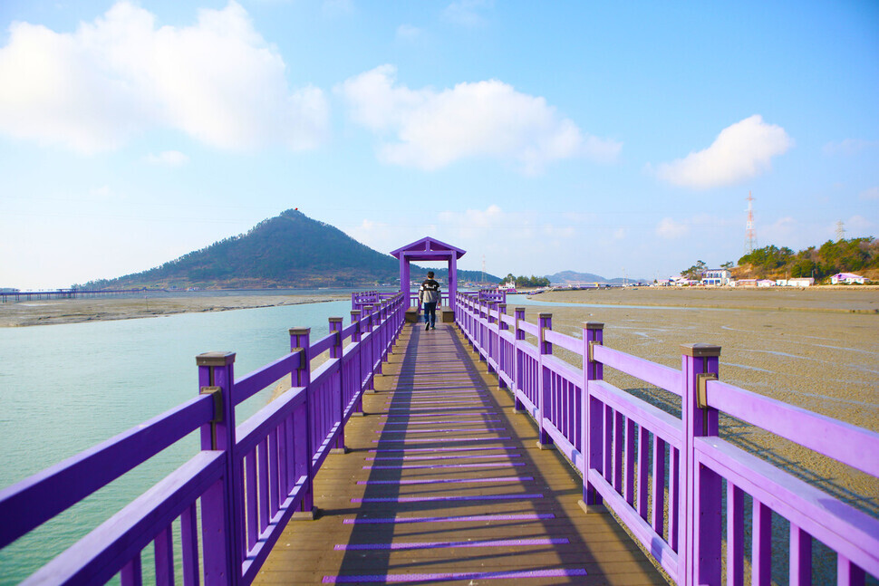 The Purple Bridge, a symbol of Sinan’s Purple Island (Her Yun-hee/The Hankyoreh)