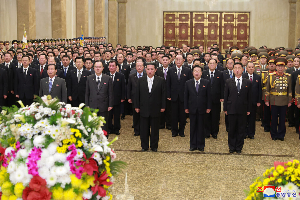 North Korean leader Kim Jong-un (center) can be seen here visiting the Kumsusan Palace of the Sun on New Year’s Day in this photo from North Korea’s state-run Korean Central News Agency. (KCNA/Yonhap News)