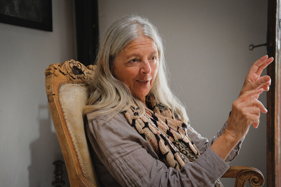 Helena Norberg-Hodge, the author of “Ancient Futures,” seen here being interviewed by journalist Ahn Hee-kyeong on Jan. 21, 2018. (provided by Hwang Chae-yeong)