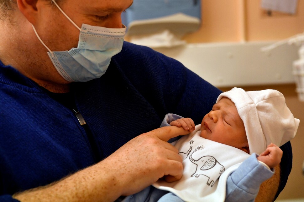 아일랜드 골웨이의 대학병원에서 1월1일 새벽 3시24분에 태어난 아기를 만난 아빠 스티븐 도노호가 아기 손에 자신의 손가락을 쥐여주고 있다.