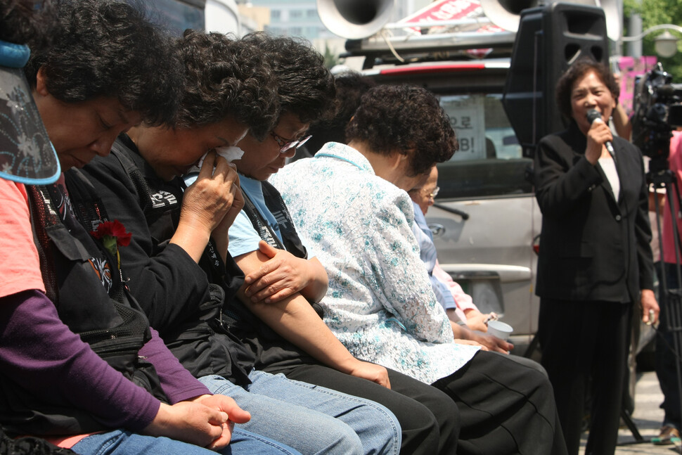2009년 5월 8일 배은심 여사(맨오른쪽)가 서울 용산구 한강로2가 남일당 앞에서 ‘100일이 넘도록 이들을 방치하는 정부를 규탄한다'며 용산 참사 사태 해결을 촉구하고 있다. 이정아 기자