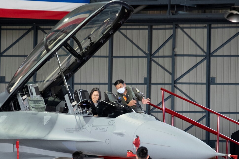 2021년 11월 대만의 차이잉원 총통이 자이 공군기지에서 열린 최신형 F-16V 전투기 취역식에서 조종석에 앉아 장교로부터 설명을 듣고 있다. 대만은 중국의 위협에 맞서 해·공군 대폭 증강을 추진하고 있다. AP 연합뉴스