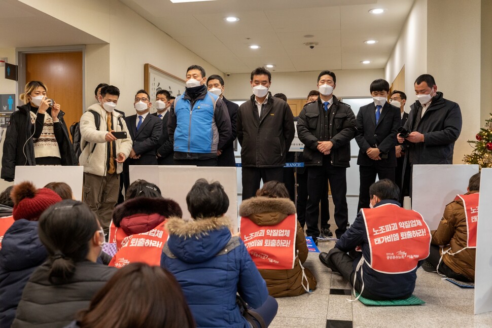 고진수(파란색 옷 입고 선 이) 세종호텔노조 지부장이 서울 신촌 세브란스병원을 방문해 직장 내 괴롭힘과 싸우는 세브란스병원 청소노동자들 앞에서 연대사를 하고 있다. 세종호텔노조와 세브란스 청소노동자노조는 서로의 농성과 집회를 지지·응원한다.