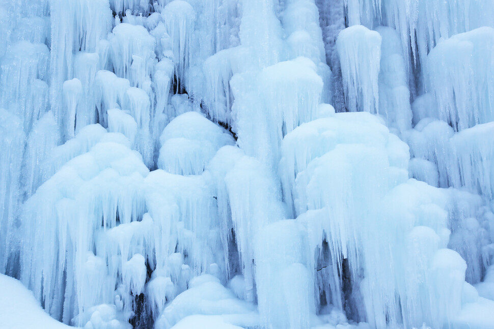 A closeup of the ice at Eoleumgol (Her Yun-hee/The Hankyoreh)