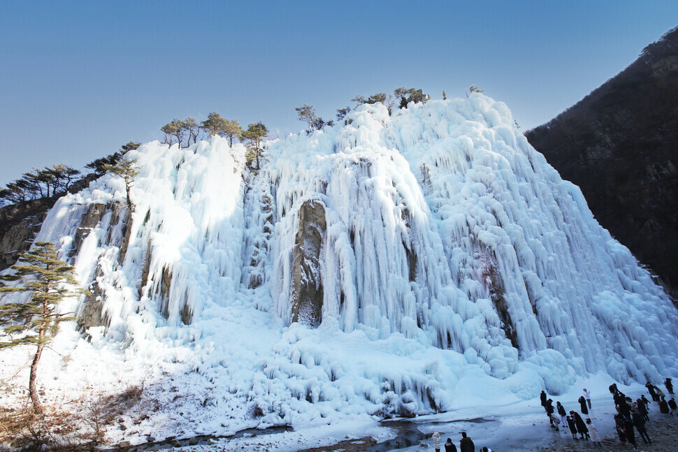 The icy walls of Eoleumgol in Cheongsong, North Gyeongsang Province, are a great spot to snap a winter picture. (Her Yun-hee/The Hankyoreh)