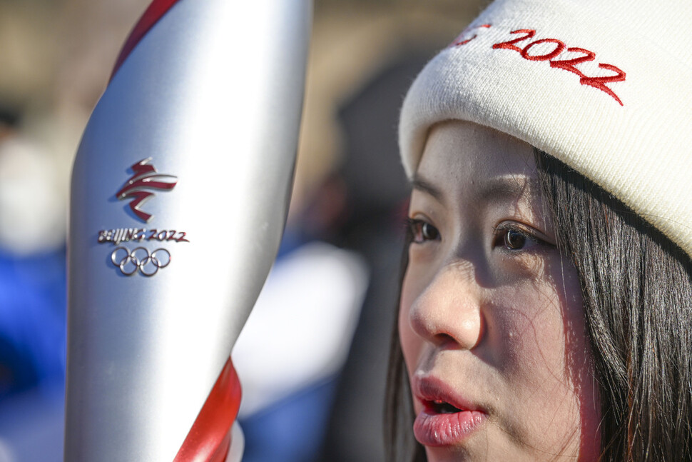 中国の射手楊倖は3日の北京冬季オリンピックでトーチリレーを終えた後に話します。新華ニュース