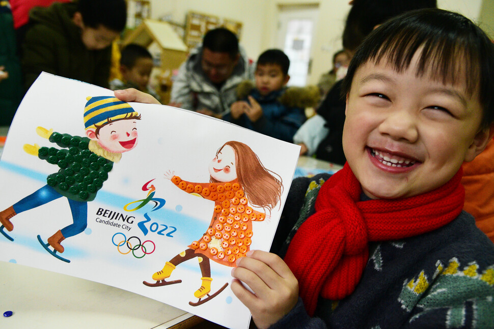2022년 1월 10일, 스티커로 "베이징 동계올림픽"그림을 완성한 어린이