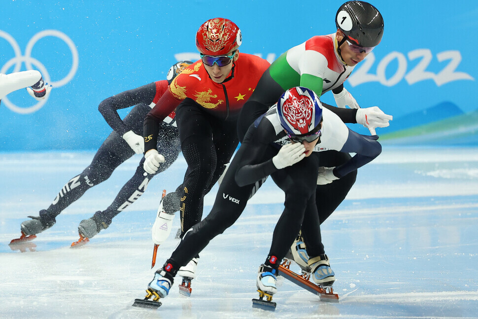 Lee June-seo of South Korea competes in the semifinals for the men’s 1,000-meter short track speed skating event at the Beijing Winter Olympics on Monday. (Yonhap News)