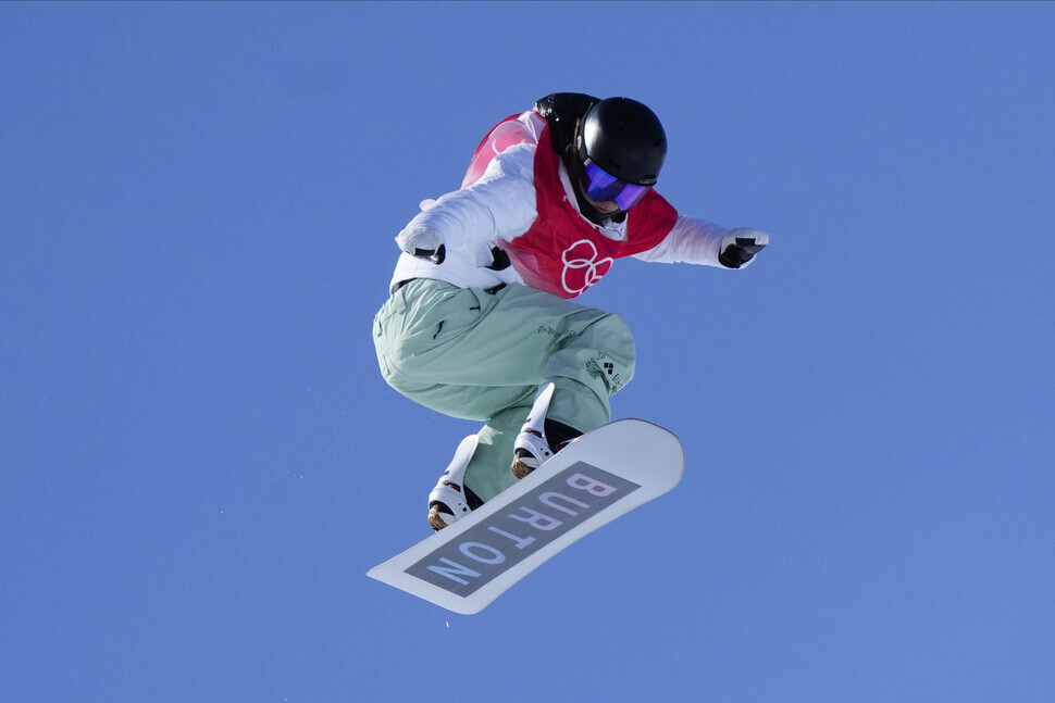 Hungary’s Kamilla Kozuback competes in the snowboarding slopestyle preliminaries of the 2022 Beijing Winter Olympics on Feb. 5. (AP/Yonhap News)