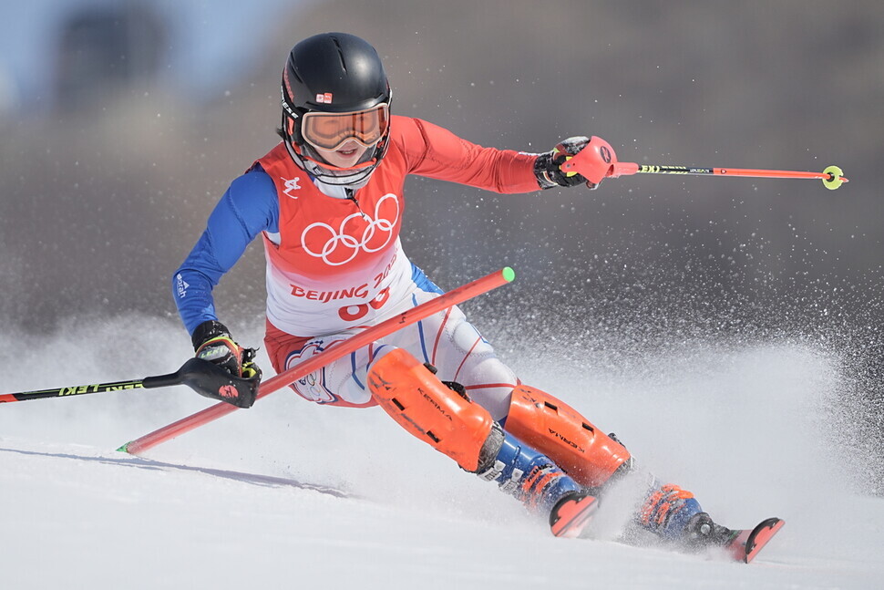 Taiwan’s Lee Wen-Yi, races down the slope during the women’s alpine skiing event on Feb. 9. (DPA/Yonhap News)