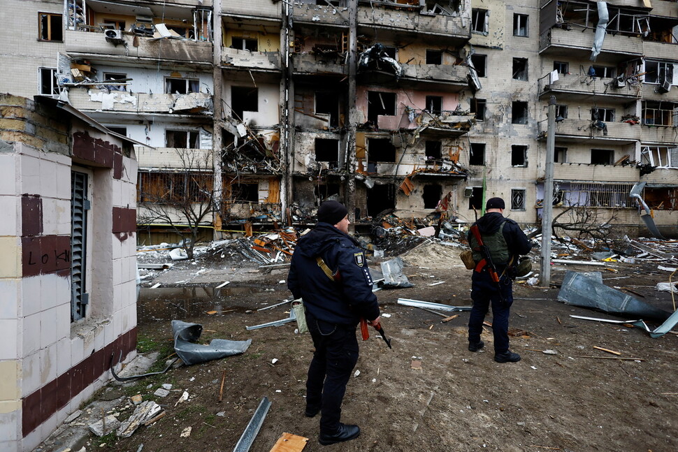 러시아군의 25일 새벽 미사일 공격으로 폐허가 된 건물을 우크라이나 군인들이 둘러 보고 있다. 키예프/로이터 연합뉴스