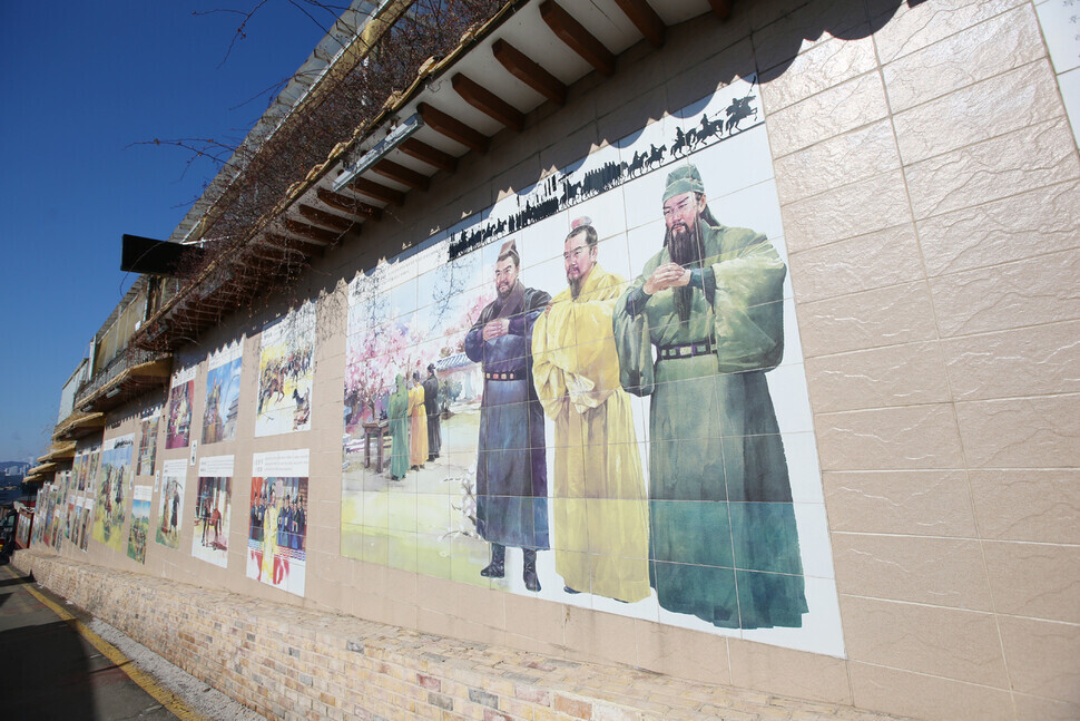 160 paintings of scenes from the Records of the Three Kingdoms adorn a wall in Incheon. (Her Yun-hee/The Hankyoreh)
