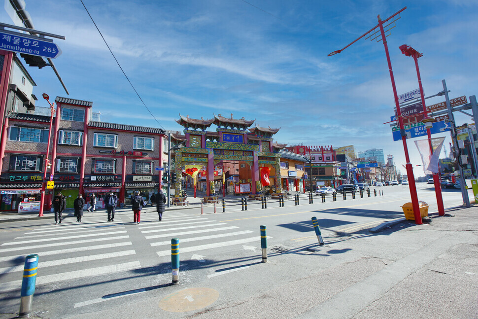 The entrance to Incheon’s Chinatown, across from Incheon Station. (Her Yun-hee/The Hankyoreh)