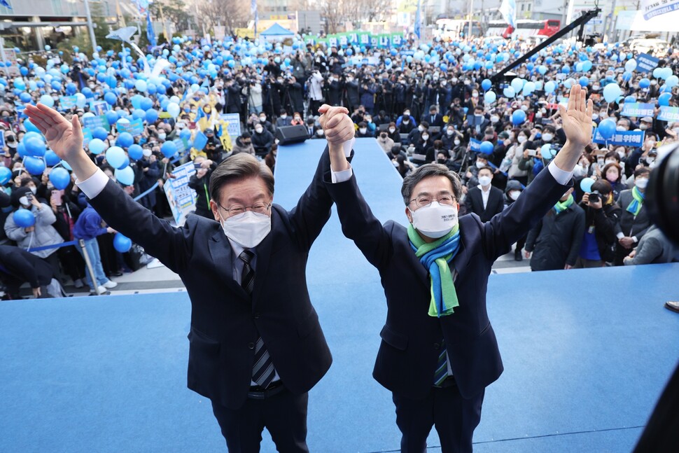 이재명 더불어민주당 대선 후보가 2022년 3월3일 서울 영등포구 타임스퀘어 앞 광장에서 열린 집중 유세에서 이 후보와 단일화한 뒤 지원 유세에 나선 김동연 새로운물결 대표와 함께 인사하고 있다. 공동취재사진