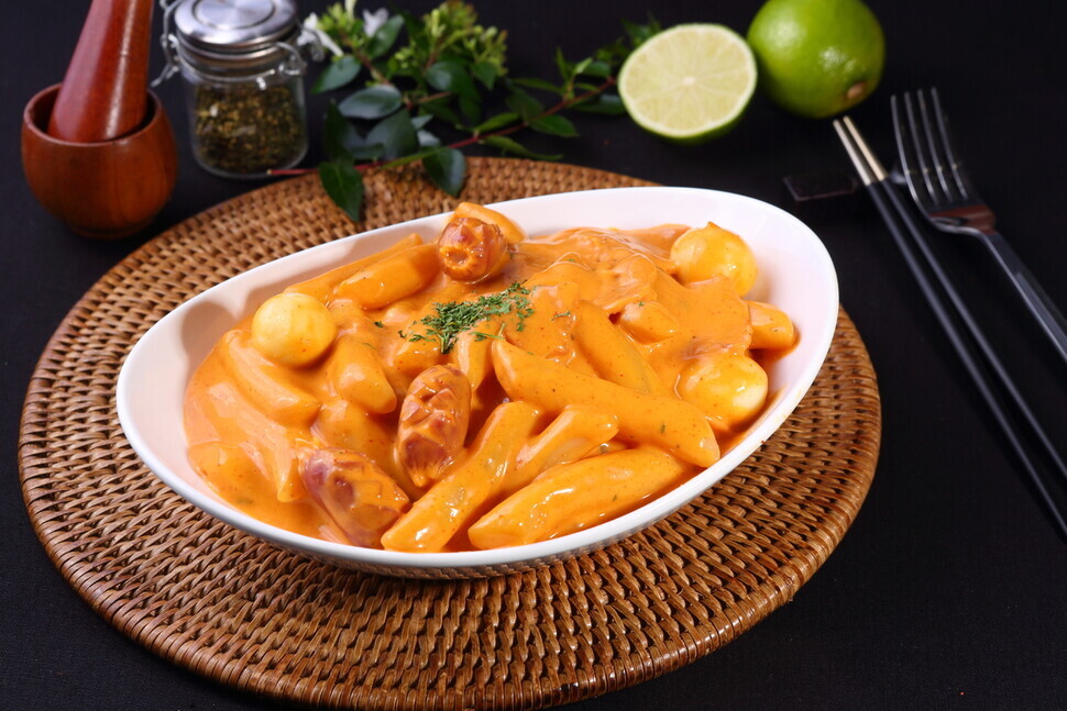 Rosé tteokbokki’s creamy spiciness has made it a favorite flavor of late. (provided by Baedduk)