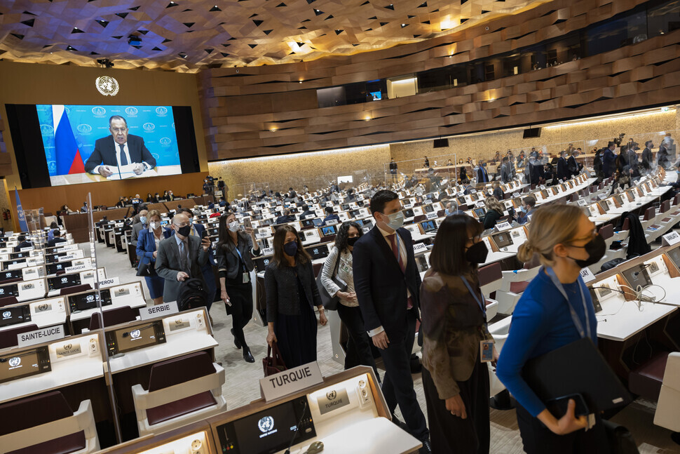 Diplomats from across the world walk out of a meeting of the UN Conference on Dis-armament held in Geneva, Switzerland, on March 1 when Russian Foreign Minister Sergei Lavrov began his virtual address to the group. (AP/Yonhap News)