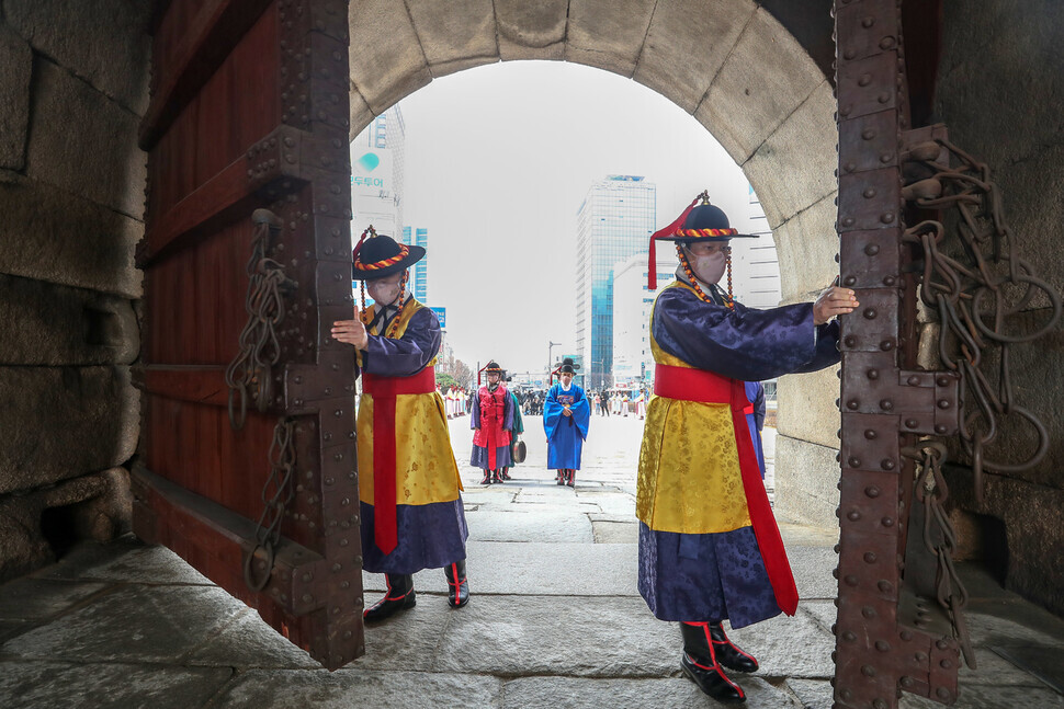 A reenactment of the opening of Sungnyemun Gate takes place in central Seoul’s Jung District on March 15. (pool photo)
