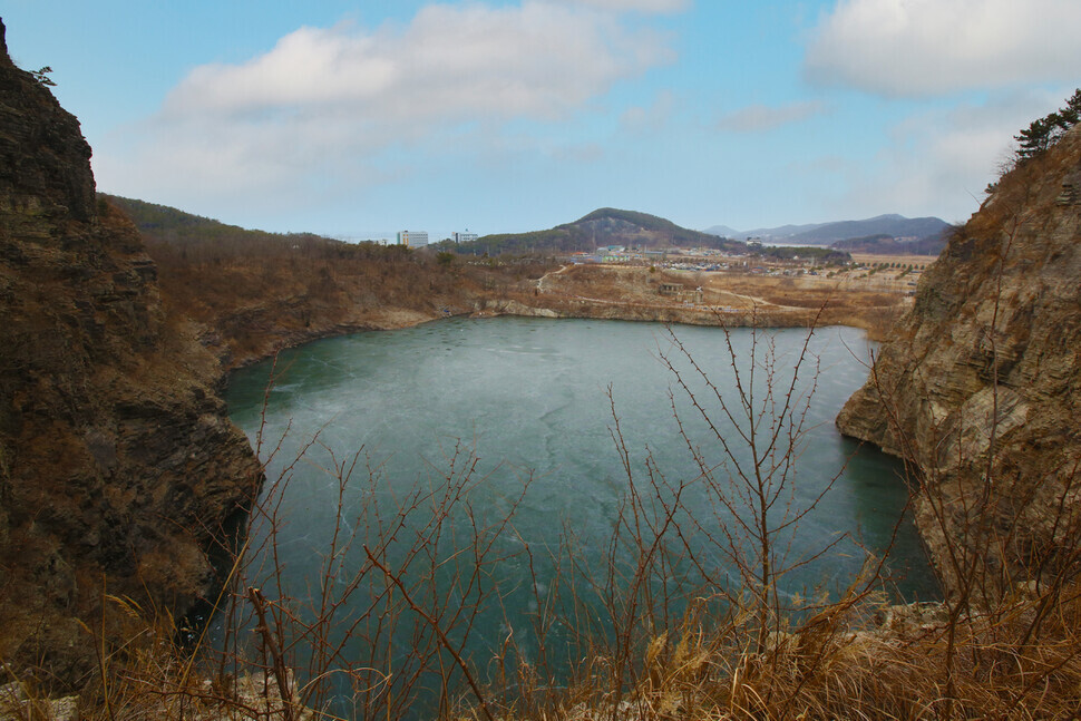 A lake at the Daebu mine sedimentary rock (Her Yun-hee/The Hankyoreh)