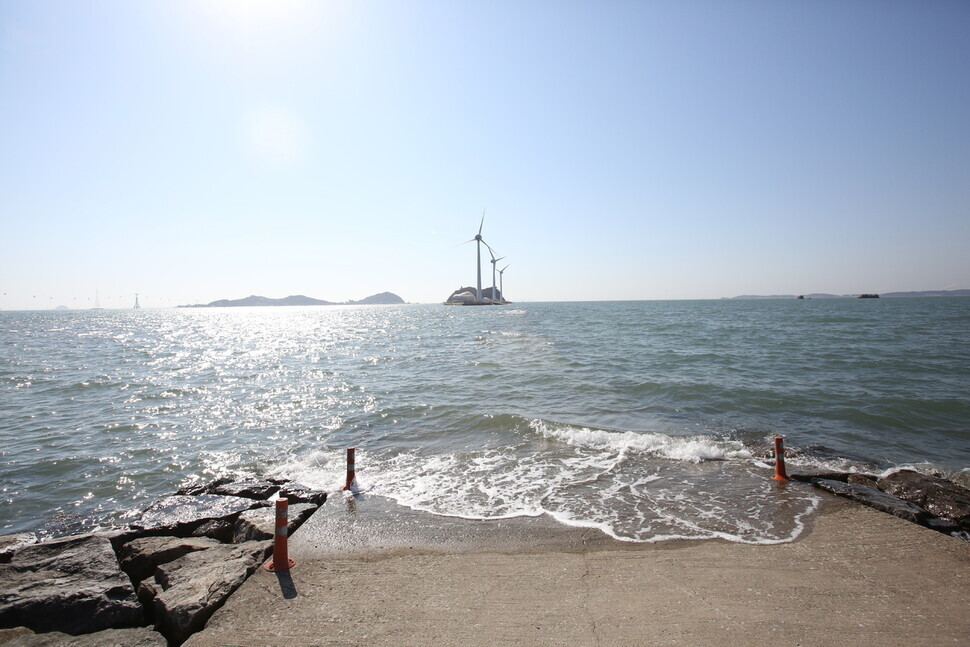 The sea at high tide submerges the ocean walkway to Nue Island. (Her Yun-hee/The Hankyoreh)