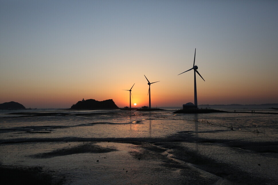 The sun sets over the Tando Port in Ansan, Gyeonggi Province. (Her Yun-hee/The Hankyoreh)