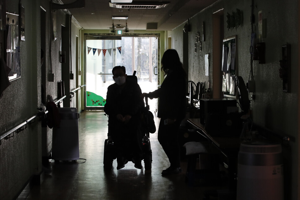 탈시설 장애인이 2021년 경기도의 한 장애인 시설을 돌아보고 있다. 한겨레 이정아 기자