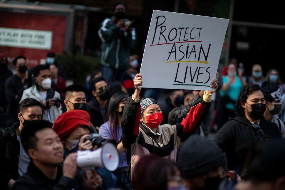 2021년 4월 미국 뉴욕의 도심 타임스스퀘어에서 시민들이 ‘아시아인 혐오 중단’ 시위를 열고 있다. REUTERS 연합뉴스