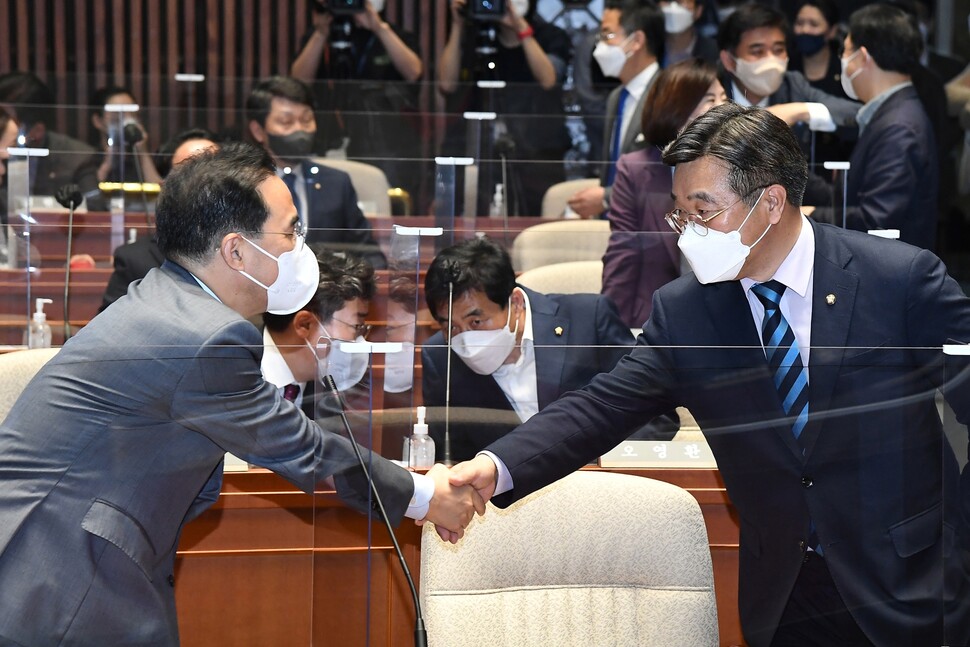 전쟁 전 악수. 윤호중 더불어민주당 공동비상대책위원장(오른쪽)과 박홍근 원내대표가 2022년 4월12일 서울 여의도 국회에서 열린 ‘사법 제도 선진화’ 의원총회에서 악수하고 있다. 공동취재사진