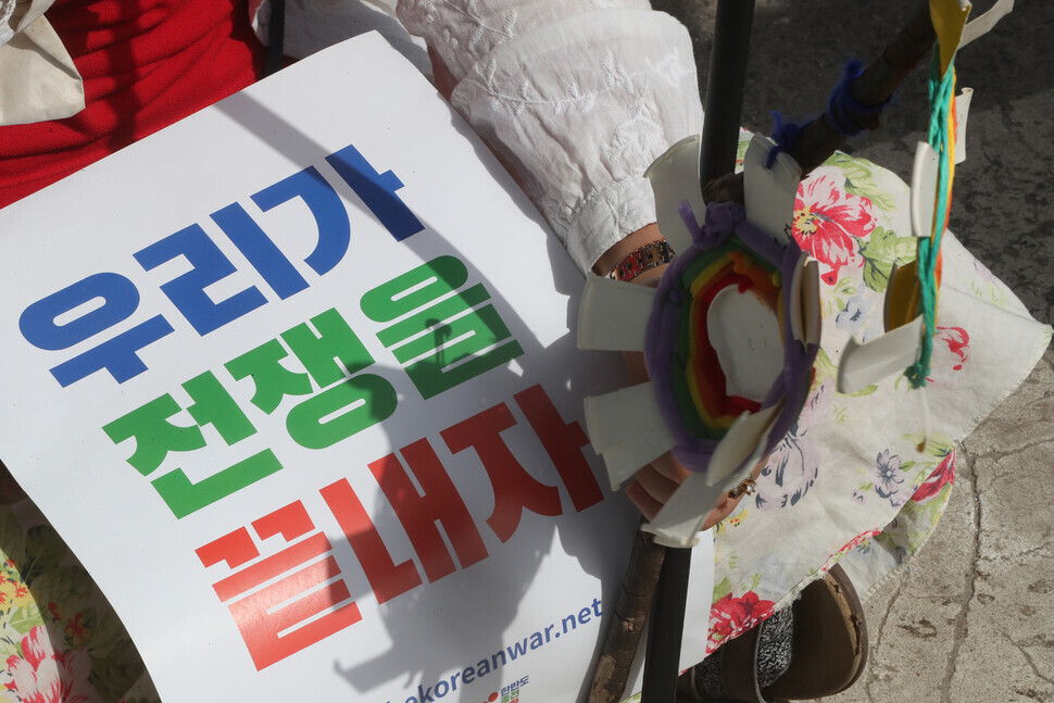 One participant at the march holds a sign that reads “Let’s end the war,” referring to the Korean War. (Kim Tae-hyeong/The Hankyoreh)