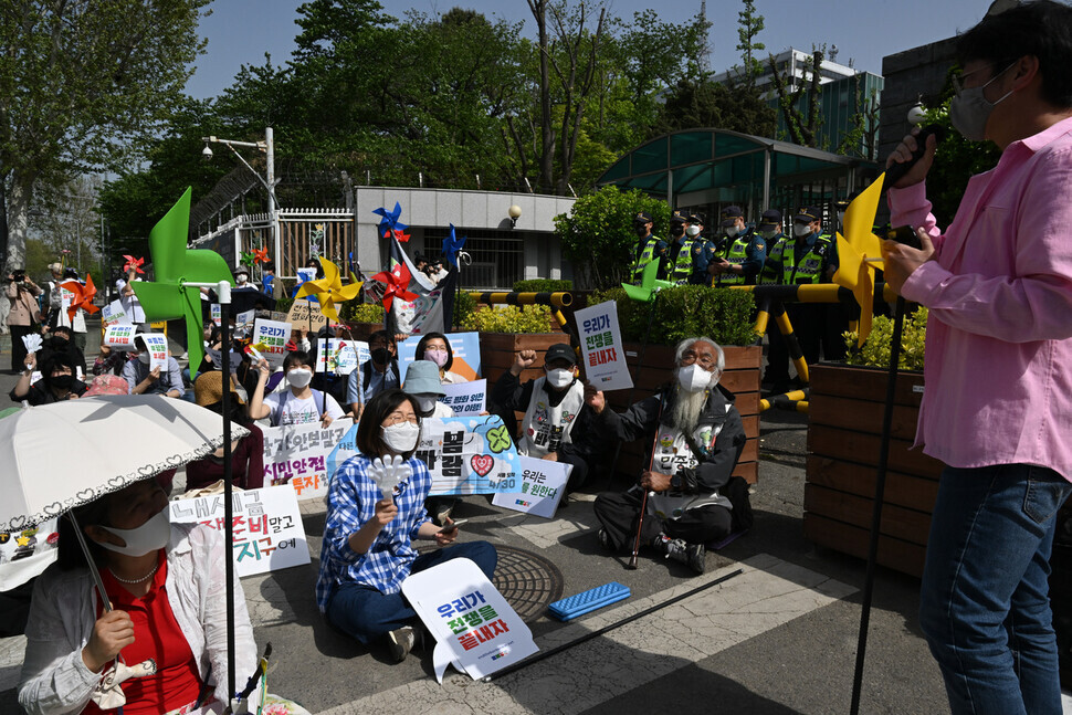 Marchers with peace, environmental, and human rights groups hold a rally outside of the Ministry of National Defense in Yongsan, which will soon serve as the presidential office, on April 27. (Kim Tae-hyeong/The Hankyoreh)