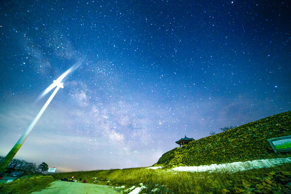 The Milky Way lights up the night sky, as seen from Anbandegi in Gangneung. (courtesy of Hong Yu-jin)