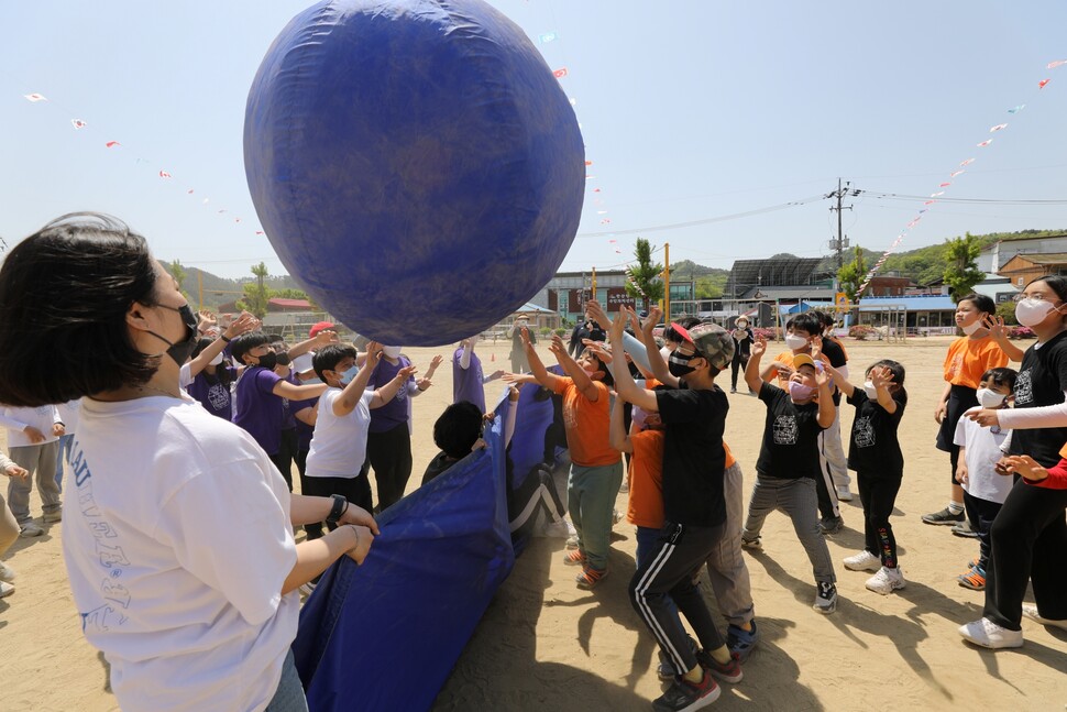 어린이날을 앞둔 2022년 5월4일 충남 서천군 한산초등학교 어린이들이 모처럼 열린 운동회에서 ‘큰공 배구’를 하며 즐거워하고 있다. 코로나19 탓에 3년 만에 운동회를 열었다.