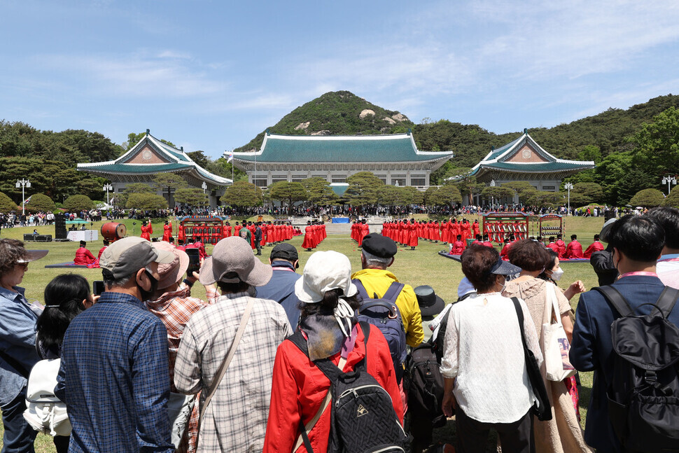 Visitors watch as the Jongmyo rite is carried out on the lawn of the Blue House on May 10. (pool photo)
