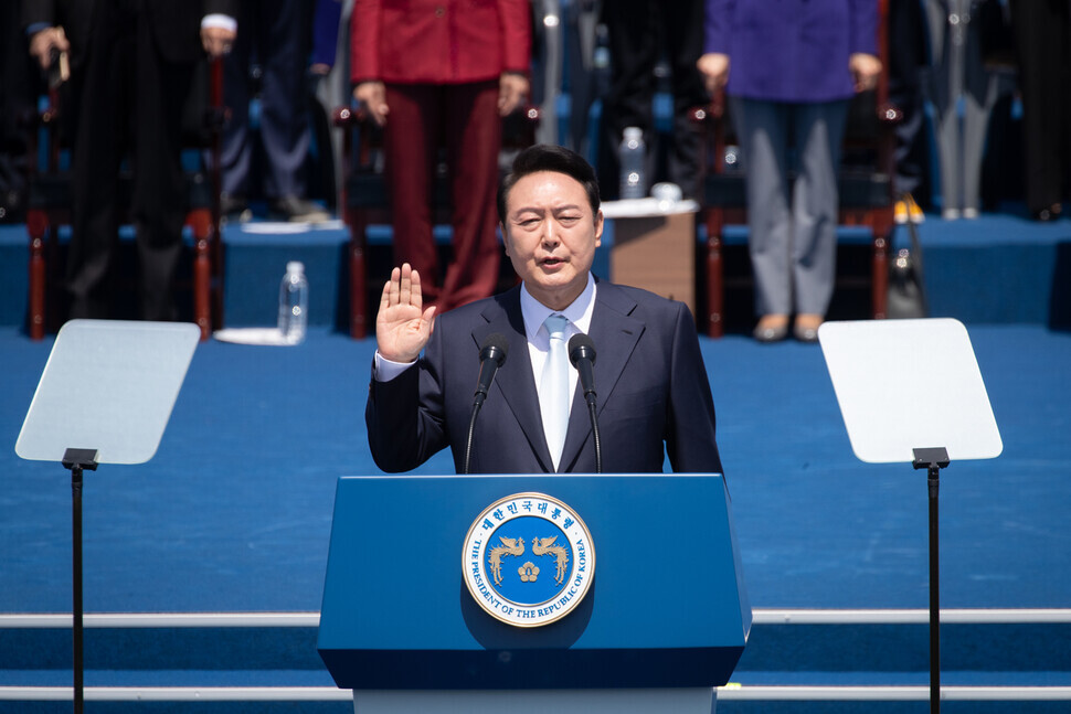 President Yoon Suk-yeol takes the oath of office at his inauguration ceremony on May 10. (pool photo)
